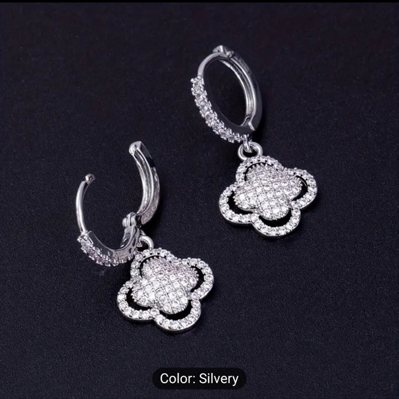 🍀🍀NEW🍀🍀 EXQUISITE!! CZ Clover Dangle Earrings in SILVER Plating - Picture 4 of 15
